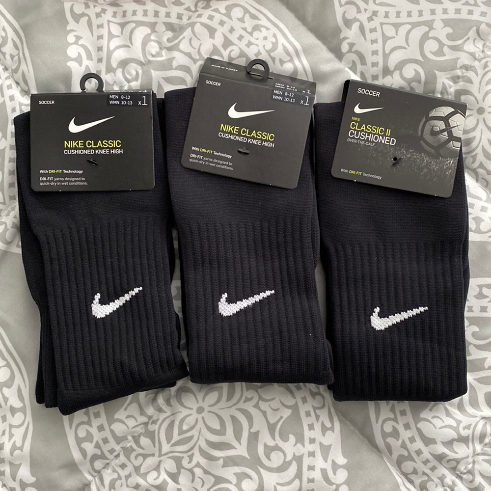 LOT OF MEN’S SOCCER SOCKS